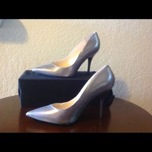 NEW Guess silver pump